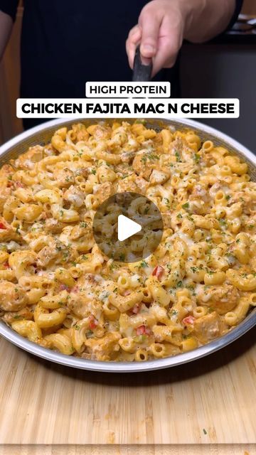 Jalal on Instagram: "High Protein Chicken Fajita Mac n Cheese! All for 568 Calories🍗🔥🧀  So indulgent, high in protein, cheesy and literally tastes like you’re eating a cheat meal but you’re not!  Macros Per Serving (4 Total)  568 Calories | 56g Protein | 54g Carbs | 13g Fat  Ingredients (4 Servings)  Fajita Seasoning Mix (1x)  - 1 Tsp Salt - 1 Tsp Oregano - 1 Tsp Garlic Powder - 1 Tsp Onion Powder - 1 Tsp Paprika - 1 Tsp Chilli Powder - 1 Tsp Cumin  Chicken Marinade  - 750g Cubed Raw Chicken Breast (I get mine from @saffron_alley ) - 1.5x Fajita Seasoning Mix - 2 Tsp Olive Oil - 1 Whole Lime Juice - 20g Light Butter (for cooking)  Fajita Mac n Cheese  - 1/2 White Onion finely chopped - 1/2 Red Onion finely chopped - 1/2 Red Bell Pepper finely chopped - 1/2 Green Bell Pepper finely chopp Fajita Mac And Cheese, Mac N Cheese Chicken, Chicken Fajita Mac And Cheese, Fajita Chicken Mac And Cheese, Steak And Chicken Fajitas, Chicken Fajita Macaroni And Cheese, High Protein Meals Dinner, High Protein Chicken Mac And Cheese, Protein Chicken Mac And Cheese