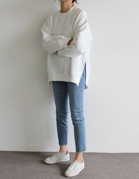 simple trendy jeans Mode Ulzzang, Minimalistic Outfits, Mode Tips, Winter Jeans, Blue Winter, Boyfriend Jean, 가을 패션, Mode Inspiration, Looks Vintage