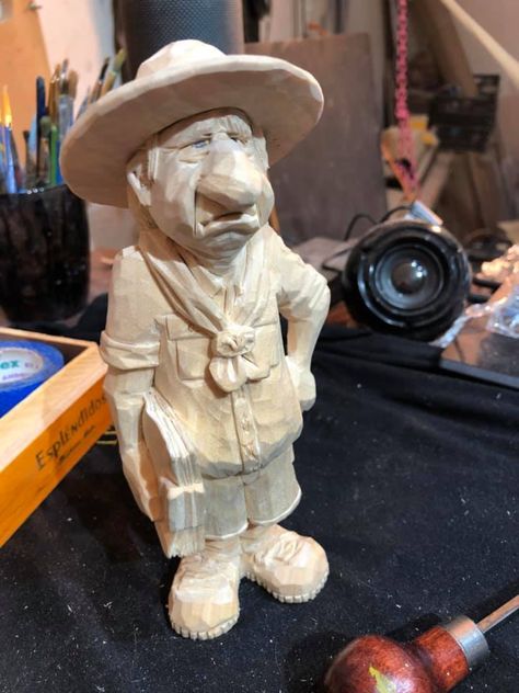 Whittling Projects, Santa Carving, Simple Wood Carving, Dremel Wood Carving, Funny Caricatures, Wood Carving Designs, Carving Art, Wood Carving Patterns, Carving Ideas