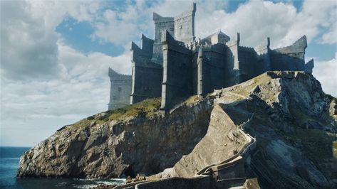 Dragonstone Castle, Game Of Thrones Castles, Watchers On The Wall, Game Of Thrones Locations, Stone Game, Game Of Thrones Prequel, Watch Game Of Thrones, Game Of Thrones Facts, John Snow