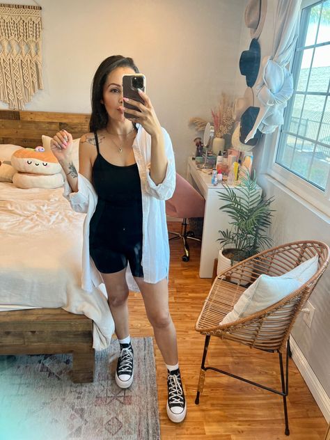 Black Romper With Converse, Black Converse Summer Outfit, Outfits With Black Converse High Tops, Black Converse Outfit Summer, Summer Style 2022, Black Romper Outfit, Converse Outfit Summer, Converse Summer, Outfit Uni