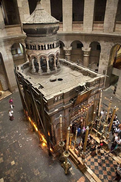 The Tomb Of Jesus, Tomb Of Jesus, Church Of The Holy Sepulchre, Jesus Tomb, Terra Santa, Bible History, Old Churches, Cathedral Church, Sacred Places