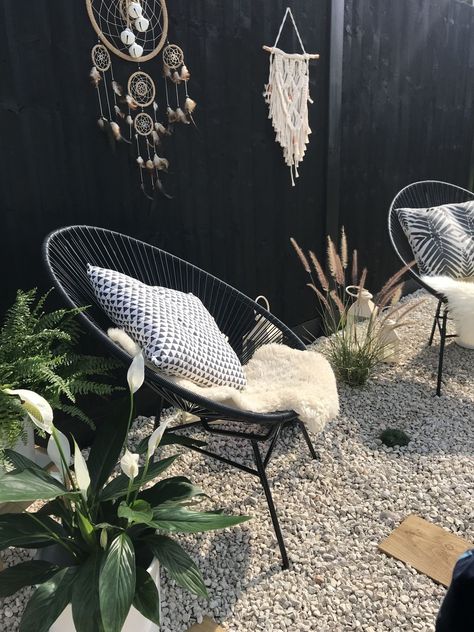 8 ways to style your small outdoor space with Acapulo Chairs — ASHLINA KAPOSTA Black Fence Garden Ideas, Black And White Garden Ideas, Black Fence Garden, Black Garden Ideas, Scandi Garden, Backyard Seating Area, Black Fence, Fence Garden, Mexican Home Decor