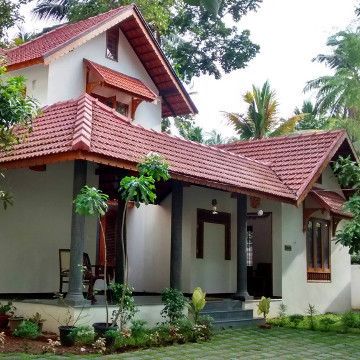 Jeena Farmhouse Furniture Plans, Kerala Traditional House, Farmhouse Style Exterior, Kerala House, Farmhouse Style Furniture, Indian House, Housing Ideas, Construction Ideas, Small Cottages