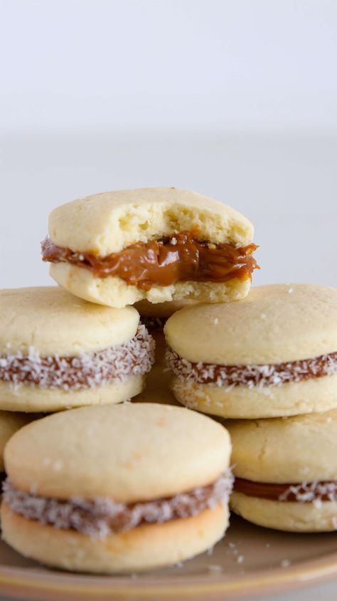 Alfajores Cookies Recipe - The Cooking Foodie Mexican Dessert, Sandwich Cookies, Sweet Desserts, Gourmet Recipes, Sweet Recipes, Homemade Recipes, Frosting, Cookie Recipes, Delicious Desserts