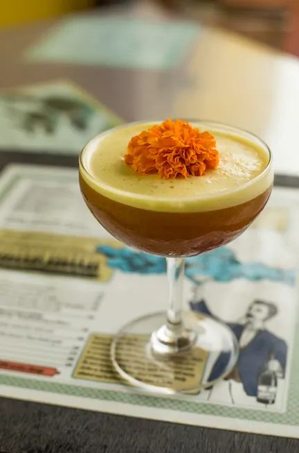 12 Indian Cocktails To Spice Up The Winters | HuffPost Life Indian Cocktails, Spiced Cocktail, Ginger Cocktails, Green Tea Drinks, Indian Drinks, Cocktail Names, Spiced Wine, Indian Dinner, Shake N Bake