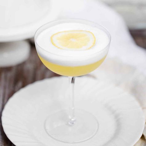 The Lemon Meringue Martini is a simple lemon cocktail recipe that tastes like a delicious, creamy and tart lemon meringue pie in a glass. lemon meringue cocktail | lemon meringue pie cocktail | lemon meringue martini | lemon cocktails for spring Lemon Cheesecake Martini, Lemon Meringue Martini, Lemon Cocktail Recipes, Lemon Cocktails, Coconut Liqueur, Creamy Pie, Lemon Cocktail, Malibu Coconut, Lavender Syrup