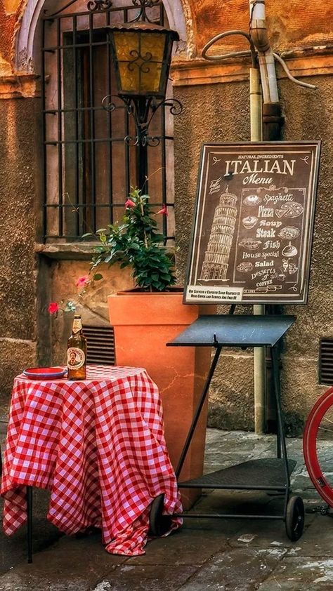 Italy Restaurant Interior, Italian Interior Aesthetic, Italian Trattoria Design, Focaccia Ideas, Italian Cafe Aesthetic, Little Italy Party, Italian Restaurant Aesthetic, Italian Cafe Interior, Italian Restaurant Interior Design