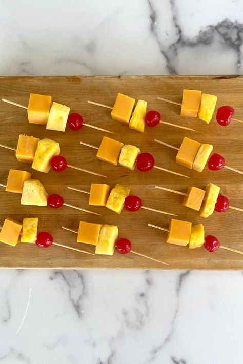 Cheese And Pineapple Hedgehog, Cherry Appetizers, Toothpick Appetizers Easy, Pineapple Appetizers, Pineapple Cake Decoration, Cream Cheese Balls Recipe, Cheese And Pineapple, Pineapple Snack, Blueberry Goat Cheese