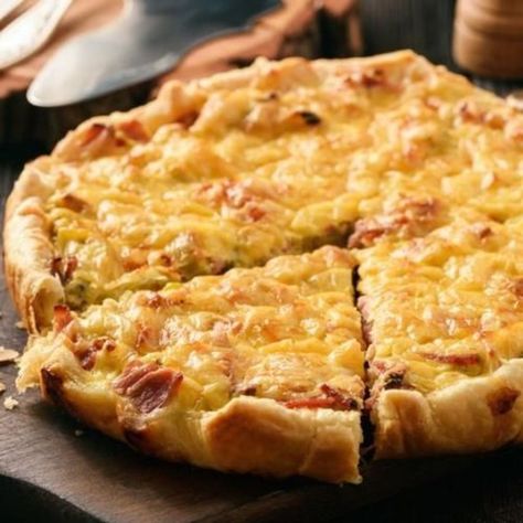 Tarte feta courgettes - Doctissimo -Tarte salée : 20 recettes simples et variées Gluten Free Quiche, Leftover Breakfast, Pizza Logo, Pizza Cake, Breakfast Quiche, Salty Foods, God Mat, Quiche Recipes, Chicken Curry