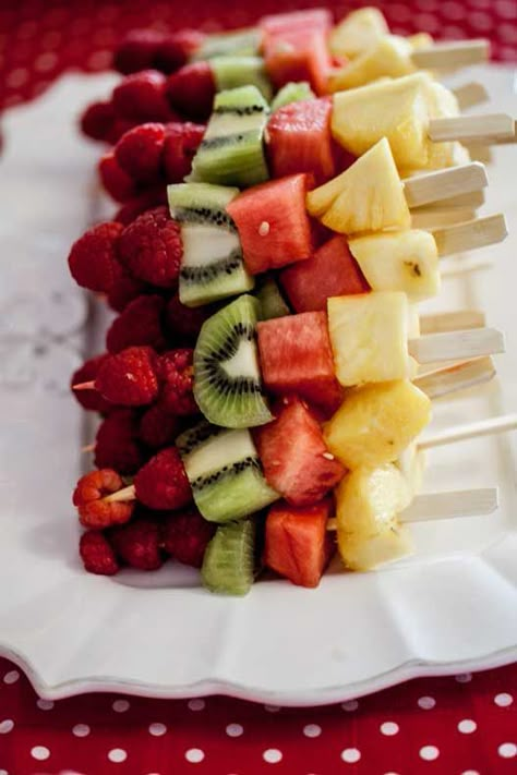 Fresh Fruit Skewers // healthy, simple and beautiful for spring and summer parties #kebab #appetizer #party Party Fruit, Wedding Appetizers, Fruit Skewers, Fruit Kabobs, Snacks Für Party, Ideas Party, Fruit Snacks, Party Snacks, Fruit Recipes