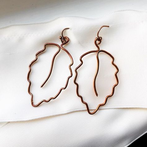 @fullyalivewireart on Instagram: “Who loves fall?!? I certainly do. I created these birch leaf earrings with 100% copper wire to commemorate the gorgeous coppery fall…” Copper Autumn, Birch Leaf, Wire Wrapped Jewelry Diy, Bijoux Fil Aluminium, Fashion Vibes, Jewelry Making Earrings, Beaded Jewlery, Wire Jewelry Designs, Gift Season