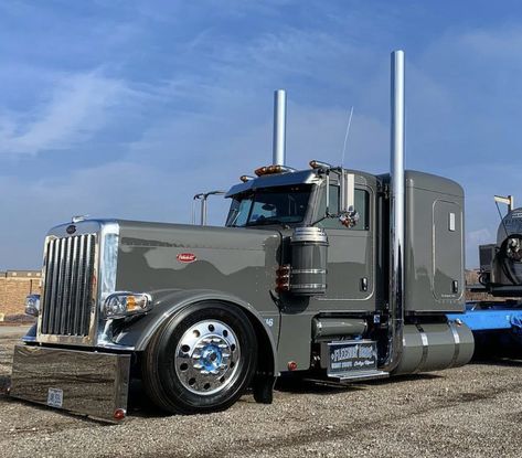 Custom Peterbilt 379, Custom Truck Flatbeds, 379 Peterbilt, Custom Peterbilt, Diesel Pickup Trucks, Truck Flatbeds, Peterbilt 389, Old Lorries, Custom Big Rigs