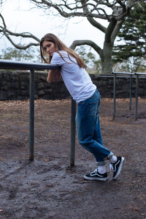 Vans old skools                                                                                                                                                      More Old Skool Outfit, Old School Vans, Casual Denim Jeans, Renee Zellweger, Virtual Fashion, Aishwarya Rai, Jennifer Garner, Julia Roberts, Kate Hudson