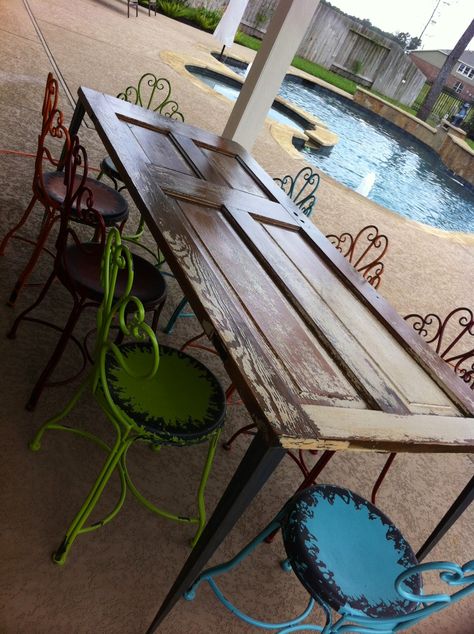 Old Door Tables, Old Door Projects, Build Outdoor Furniture, Modern Outdoor Table, Door Table, Angle Iron, Diy Outdoor Table, Doors Repurposed, Modern Outdoor Furniture