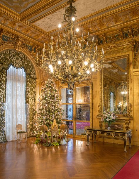 Inside the Incredible Process of Decorating Newport's Gilded Age Mansions for Christmas- ELLEDecor.com Gilded Age Home Decor, Guilded Age Aesthetic, Gilded Age Christmas, Christmas In A Mansion, Christmas Mansion Interior, Gilded Age Decor, Christmas Ballroom Aesthetic, Winter Castle Interior, Guilded Age Mansions