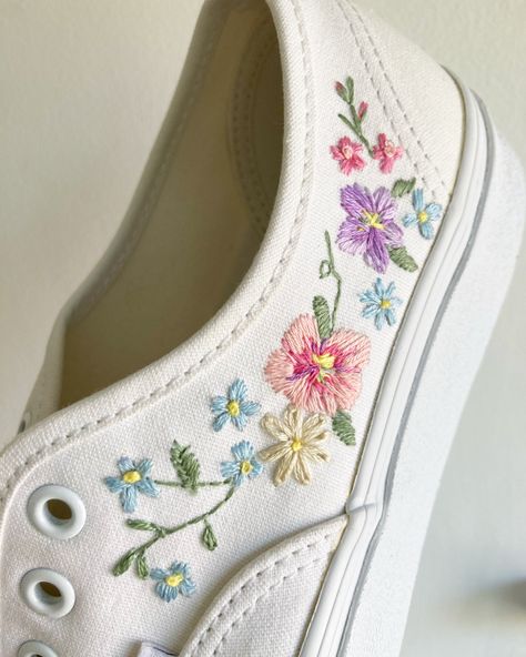 Embroidered Shoes Diy, Wedding Shoes 2022, Embroidery Shoes Diy, Shoe Custom, Wedding Vans, Embroidered Vans, Custom Wedding Shoes, Shoes 2022, Diy Sneakers