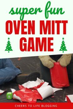 Super Fun Oven Mitt Game Rules & Game Prize Ideas - Learn how to play this awesome Christmas party game so you can host it this holiday season. Plus, free Christmas printables inside - santa hat | open gifts with oven mitts | christmas present Oven Mitt Christmas Game, Family Christmas Party Games, Christmas Party Games For Groups, Christmas Eve Games, Fun Christmas Party Ideas, Christmas Party Games For Adults, Christmas Gift Exchange Games, Christmas Gift Games, Christmas Games For Adults