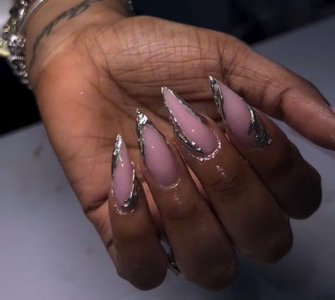 Oval Bling Nails, New Year Nails Stilleto, Birthday Nails Stiletto Short, Baddie Nails Instagram Short, Short Stilleto Nails Design, Long Oval Nails Acrylics, Almond Stiletto Nails Design, Stiletto Nails Designs Short, Stiletto Nails Medium