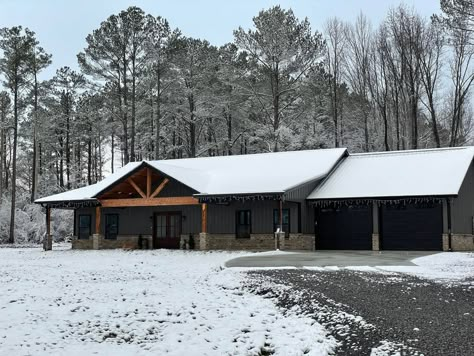 Alabama Barndominium with Stunning Modern Motifs Simple Pole Barn Homes, Barndo Decor, Ranch Barndominium, Building Farmhouse, Barndominium Homes, Barndominium Exterior, Galvalume Roof, Metal Building House Plans, Barn Houses