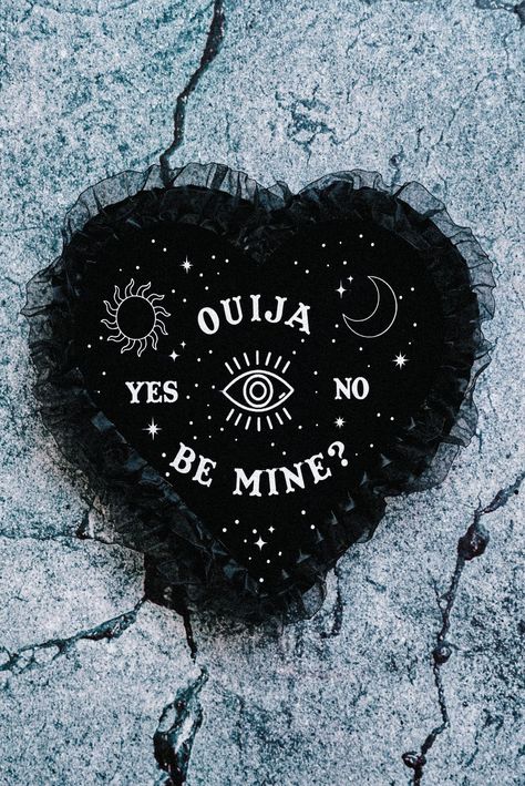 OUIJA BE MINE? GOTH VALENTINE’S DAY CHOCOLATE BOX DIY Chocolate Box Diy, Goth Decor Diy, Valentine's Day Chocolate, Spooky Diy, Diy Valentines Cards, Valentines Day Chocolates, Valentine Day Boxes, Anti Valentines Day, Valentine Chocolate