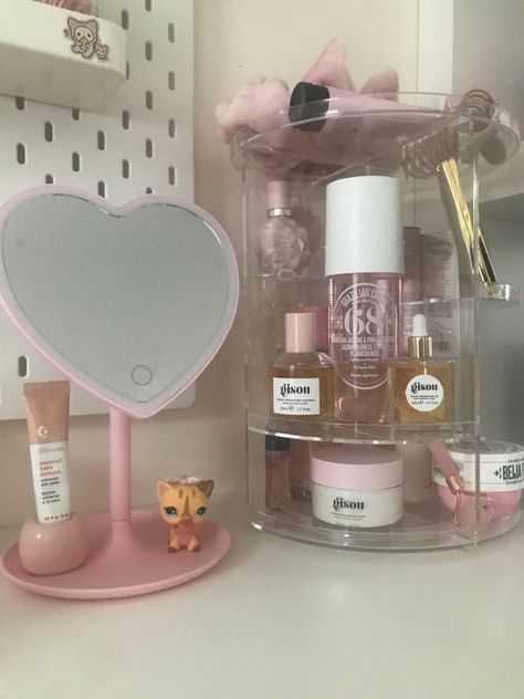 Cute Vanities, Pink Desk Ideas, Vanity Ideas Aesthetic, Desk Coquette, Vanity Desk Ideas, Skincare Desk, Desk Inspo Aesthetic, Girly Aesthetic Room, Coquette Desk