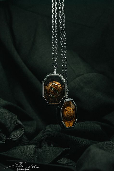 Salazar Slytherin Locket, Slytherin Locket, Salazar Slytherin, Magical Symbols, Cool Desktop Backgrounds, Scary Backgrounds, Creepy Backgrounds, Fandom Jewelry, Rainbow Pictures