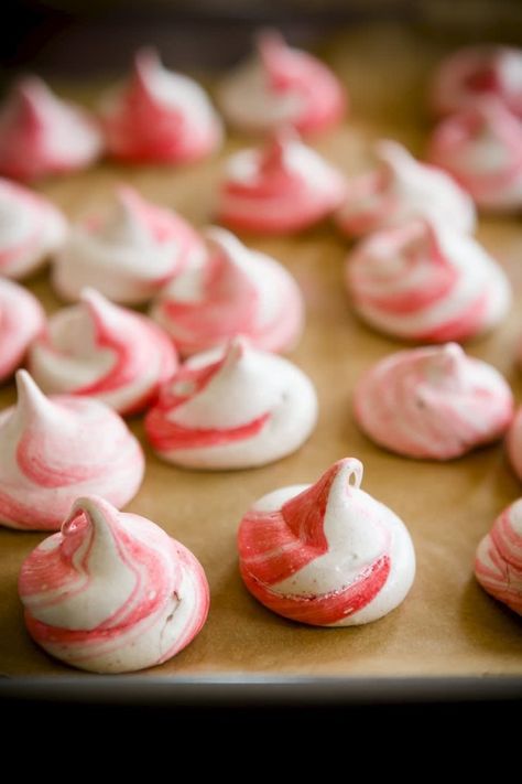 If you love strawberry rhubarb pie, you'll love these cute little meringues that are sweet, tart, and super easy to make. Get the recipe. Rhubarb Meringue, Peppermint Meringues, Things To Cook, Meringue Cookie Recipe, Meringue Kisses, Whoopie Pie, Rhubarb Recipes, Meringue Cookies, Strawberry Rhubarb