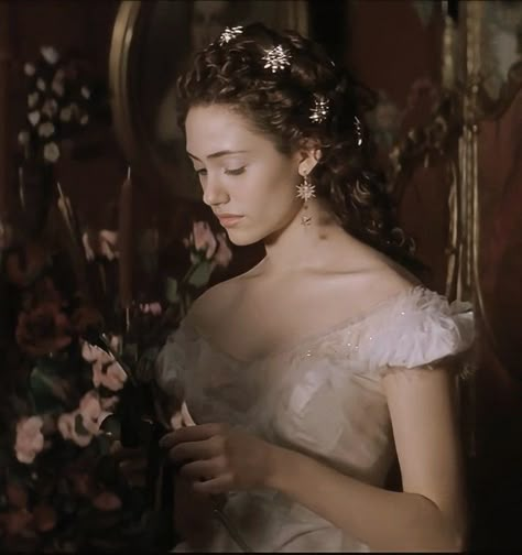 christine daaé emmy rossum phantom of the opera 2004 aesthetic vintage elegance dollete coquette musical Emma Rossum, Opera Ghost, Christine Daae, Music Of The Night, A Night At The Opera, Emmy Rossum, The Phantom Of The Opera, Theatre Kid, Phantom Of The Opera