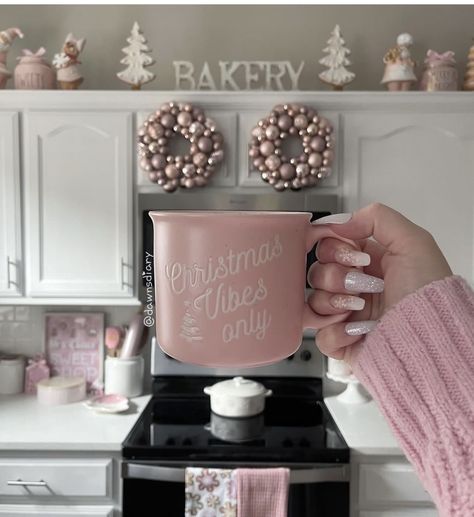 Pink Christmas Decorations Kitchen, Pink Christmas Kitchen Decor Ideas, Pink Kitchen Christmas Decor, Pink Christmas Coffee Bar, Pink Christmas Bathroom Decor, Pink Christmas Kitchen Decor, Pink Christmas Kitchen, Apartment Saving, Pink Black Christmas