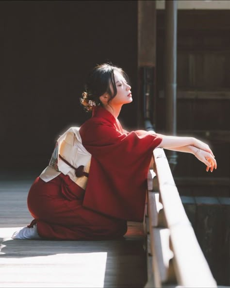 Japanese Traditional Clothing, Red Kimono, Kimono Japan, 사진 촬영 포즈, Japanese Clothing, Sitting Poses, Japanese Characters, Kimono Yukata, Asian Culture