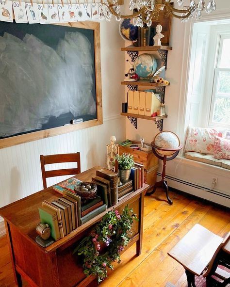 Vintage Homeschool Room Ideas, Homeschool Room Decor, Classroom Aesthetic, Homeschool Room Design, Casa Hobbit, Homeschool Room Ideas, Teachers Room, Ideas Habitaciones, Old School House