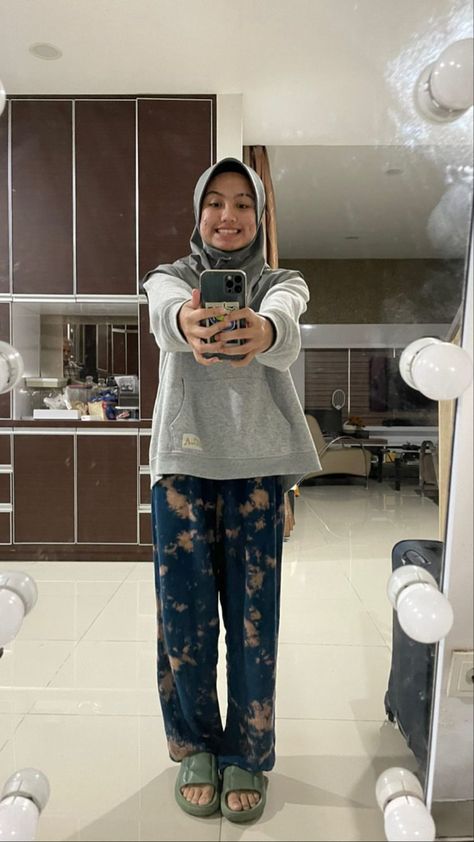 Ootd Kondangan Hijab Styles Simple, Ootd Rumahan, Kulot Pants Outfit Hijab, Kulot Pants Outfit, Outfit Hijab Simple, Kulot Pants, Ootd Hijab Casual, Fashion Identity, Muslim Fashion Hijab Outfits