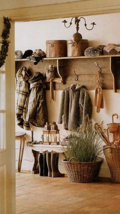 French Country Rug, Country Style Furniture, French Country Cottage Decor, Mud Rooms, Farmhouse Entryway, Mudroom Design, Country Cottage Decor, Country Living Room, French Cottage