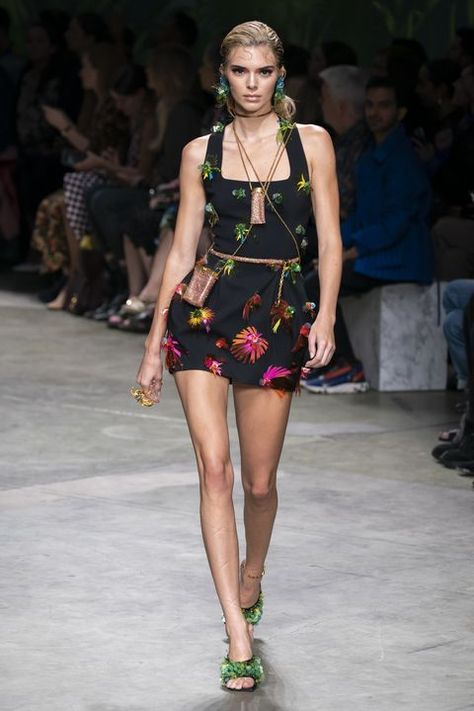 Kendall Runway, Jacquemus Runway, Kendall Jenner Runway, Versace 2020, Kaia Gerber Style, Milan Fashion Week Spring 2020, Kendall Jenner Photos, Versace Spring, Fashion Week Spring 2020