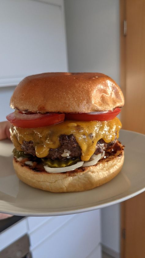 Monday Burger burger, burgers https://www.diningandcooking.com/315266/monday-burger/ Burger Toppings Ideas, Burger Pic, Grilling Burgers, Burger Photography, Recipes Grilling, Mini Burger Appetizers, Deep Fried Appetizers, How To Cook Burgers, Burger Toppings