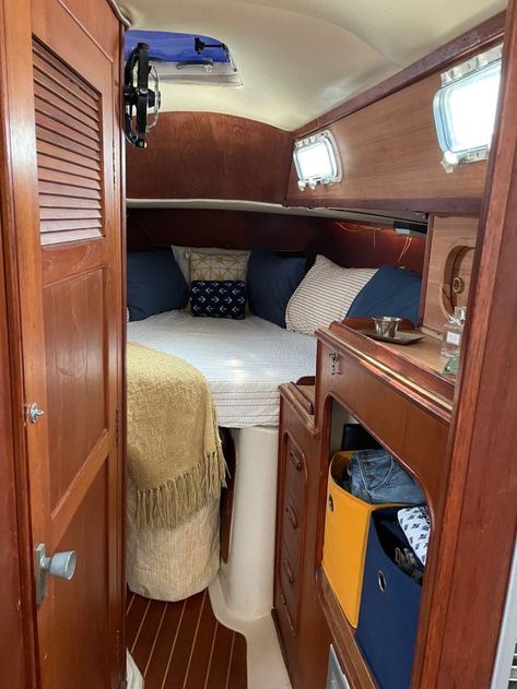 Barge Interior, Boat Organization, Liveaboard Boats, Boat Interior Design, Boat House Interior, Sailboat Interior, Yacht Interior Design, Small Yachts, Sailboat Living