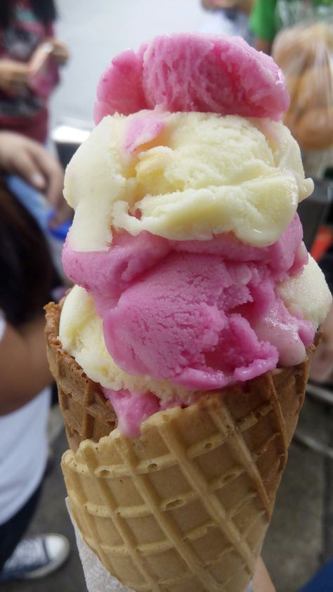 'Dirty ice cream' of the Philippines. #icecream #dirtyicecream Filipino Ice Cream, Dirty Ice Cream, Aesthetic Desserts, Filipino Street Food, Story Snapchat, Filipino Foods, Gentleman Aesthetic, Dinosaur Crafts, Pinoy Food