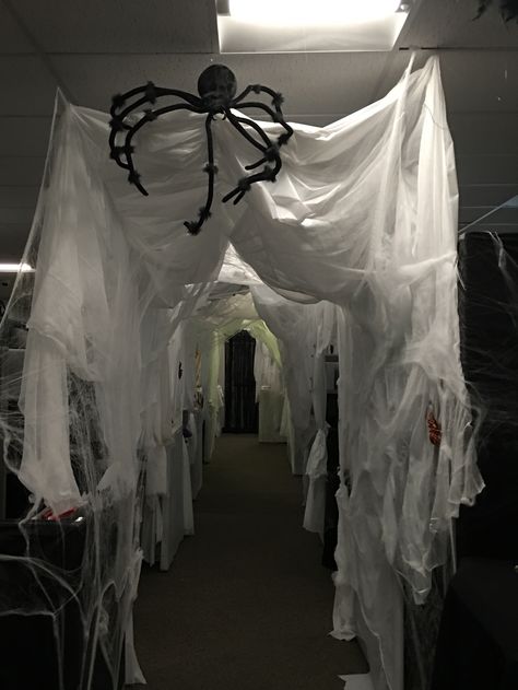 Diy Halloween Tunnel, Halloween Cubicle Decor Contest, Halloween Tunnel, Halloween Cubicle, Diy Outdoor Halloween Decorations, Haunted Town, Office Halloween Decorations, Office Halloween, Halloween Office