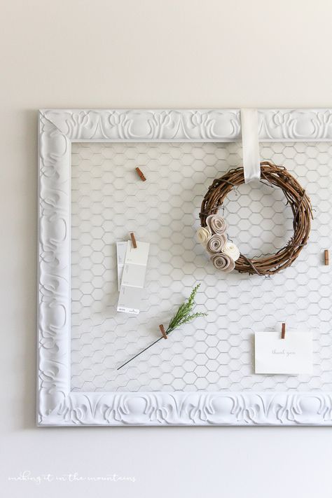 This lovely farmhouse style memo board is so simple, quick and inexpensive to whip up and makes for such a pretty display! Chicken Wire Bulletin Board, Wire Bulletin Board, Chicken Wire Diy, Diy Dry Erase Board, Farmhouse Printables, Diy Cork Board, Rustic Office, Diy Room Decor For Teens, Wire Diy