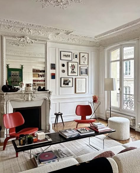 Parisienne Apartment, Parisian Living Room, Parisian Interior Design, Paris Interiors, Transitional Interior Design, Parisian Interior, Design Salon, Parisian Apartment, Paris Apartments