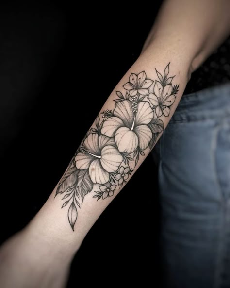 20 Best Hibiscus Tattoo Designs to Inspire You Hibiscus Sleeve Tattoo, Hibiscus Tattoo Sleeve, Tropisches Tattoo, Hibiscus Flower Tattoo, Tropical Flower Tattoos, Hawaiian Flower Tattoos, Plumeria Tattoo, Hibiscus Flower Tattoos, Tattoo Band