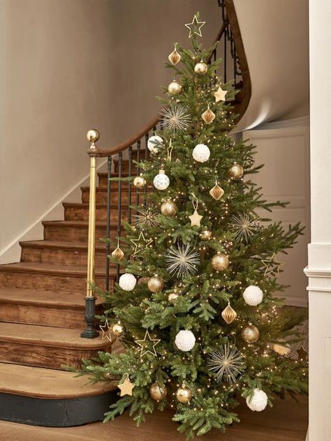 7 Christmas Tree 2023 Decor Trends And 70 Ideas - DigsDigs Christmas Tree Inspo, Glass Christmas Baubles, Minimalist Christmas Tree, Real Christmas Tree, Gold Christmas Decorations, Christmas Themes Decorations, Christmas Tree Inspiration, Cool Christmas Trees, Minimalist Christmas