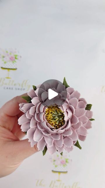 Gold Buttercream Flowers, Buttercream Cupcake Flowers, Cupcake Decorating Flowers, Cupcake Bouquet Packaging, Buttercream Flowers Tutorial Step By Step, Fall Buttercream Flowers, Buttercream Wildflowers, How To Pipe Flowers On Cupcakes, Wild Flower Cupcakes