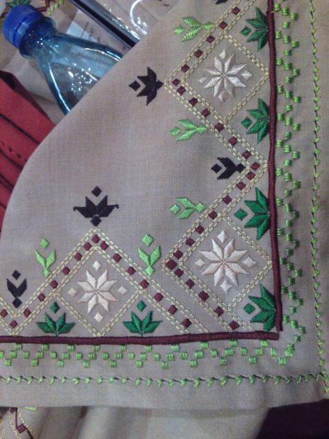 Chadar Design Hand Work, Traditional Phulkari Embroidery Design, Phulkari Embroidery Designs Pattern, State Embroidery, Kasuti Embroidery, Phulkari Embroidery, Kutch Work Designs, Bead Embroidery Tutorial, Diy Embroidery Patterns