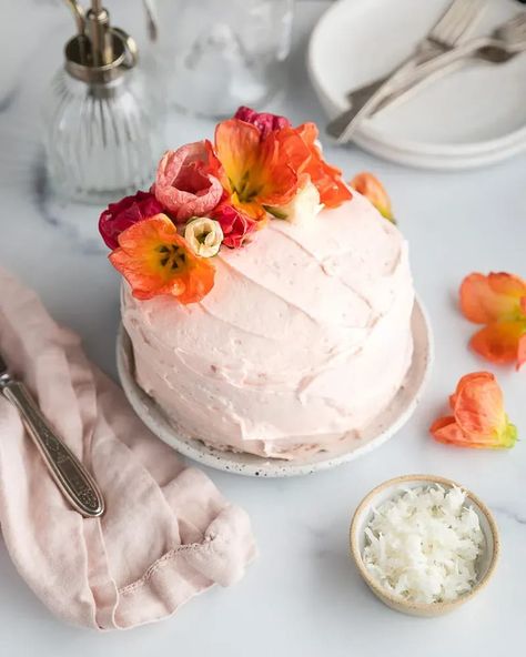 Cake With Edible Flowers, Hibiscus Cake, Strawberry Vanilla Cake, Edible Flowers Cake, Strawberry Shortcake Ice Cream, Coconut Hibiscus, Summer Cake, Summer Cakes, Coconut Cake