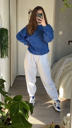 Off White Joggers Outfit, Outfits Color Azul, Celebrity Casual Outfits, Fashion Top Outfits, Trendy Fashion Tops, Casual Day Outfits, Quick Outfits, Easy Trendy Outfits, Stylish Dresses For Girls