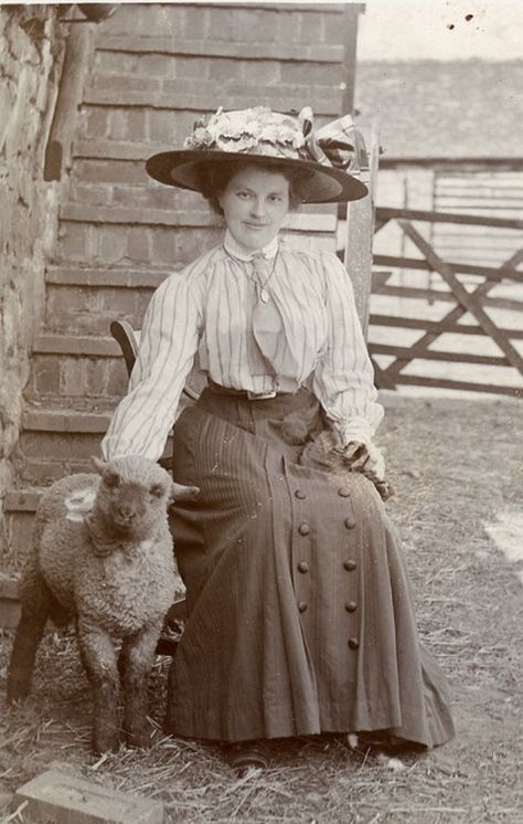 These lovely photos that capture portraits of farm ladies from the late 19th to early 20th centuries. Edwardian Hat, Sewing Dress, 20th Century Fashion, Edwardian Era, Edwardian Fashion, Vintage Portraits, White Photo, Vintage Pictures, Historical Clothing