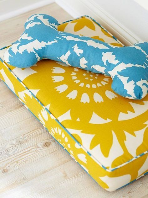 Modern Dog Bed from House of Turquoise #dogbed #dogdecor Stylish Dog Beds, Custom Dog Beds, Diy Pet Bed, Dog Bed Modern, Designer Dog Beds, Diy Dog Bed, Fabulous Diy, White Dog, Diy Dog