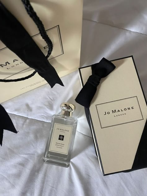 Joe Malone, Jo Malone Perfume, Perfume Collection Fragrance, Beautiful Perfume, Perfume Scents, Perfume Lover, 背景 シンプル, Jo Malone London, Luxury Perfume